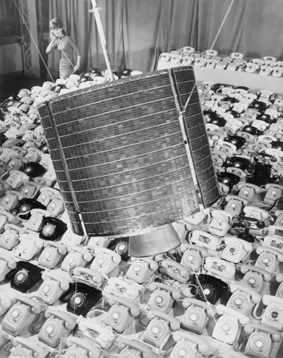 A photomontage from May 1965 shows the American satellite Early Bird being launched into orbit over the Atlantic Ocean between France and the United States. It was capable of receiving and transmitting up to 480 telephone calls simultaneously.