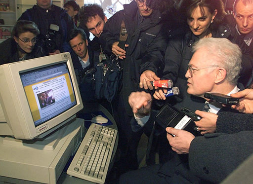 18 December 1998 – Montreal, Canada: French Prime Minister Lionel Jospin is interviewed by journalists while browsing the AFP website in a Montreal cybercafé.