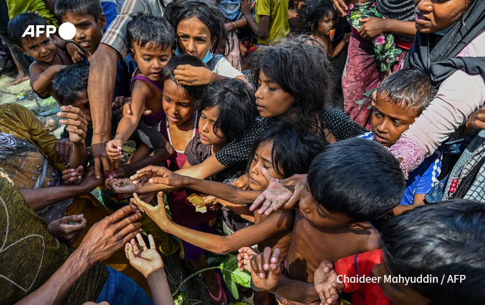 Rohingya refugees receive food