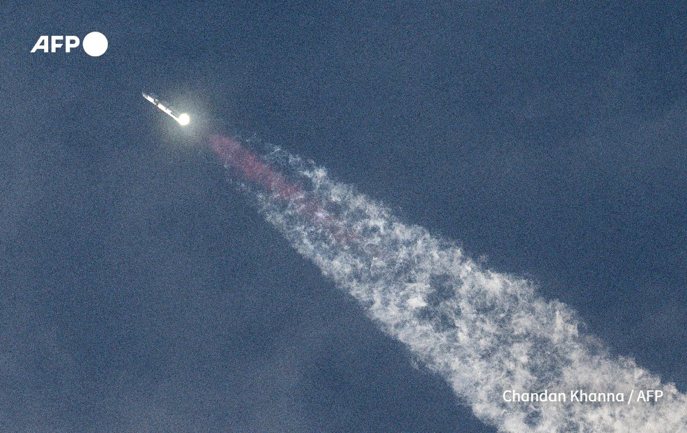 The SpaceX Starship spacecraft lifts off