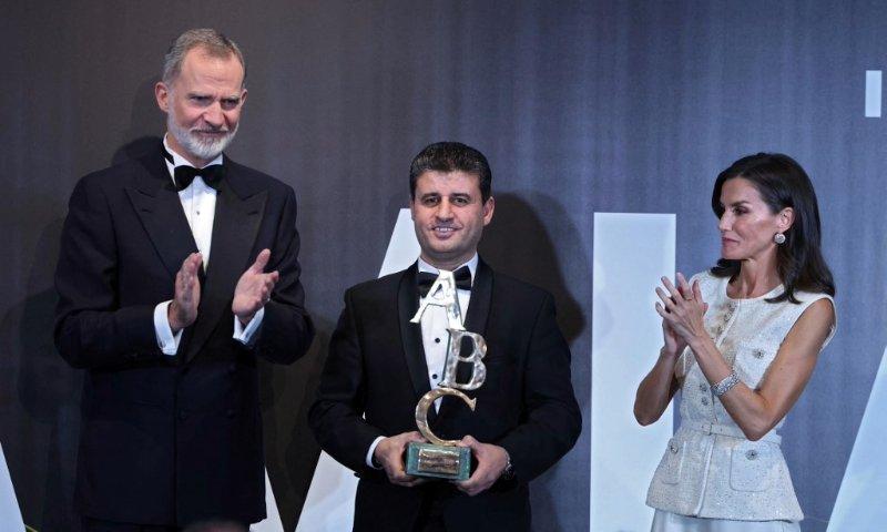 King of Spain Felipe VI (L) and Queen of Spain Letizia present Spain's prestigious Mingote Prize to AFP photographer Said Khatib (C), a Palestinian photojournalist from the Gaza Strip, in Madrid on July 18, 2024. © Thomas Coex / AFP