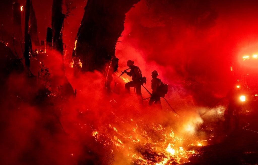 Bombeiros trabalham para controlar as chamas durante o incêndio Maria em Santa Paula, Califórnia, em 1º de novembro de 2019. Josh Edelson / AFP