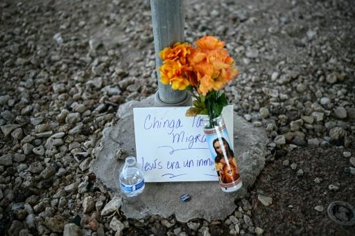 Una nota y flores fueron depositadas cerca del lugar donde un ciudadano venezolano resultó herido de bala durante una operación del Servicio de Inmigración y Control de Aduanas de Estados Unidos (ICE) el día anterior en Austin, Texas, el 21 de septiembre de 2026 — RONALDO SCHEMIDT / AFP
