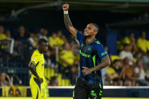 El Betis al podio con triunfo ante un Villarreal en descenso