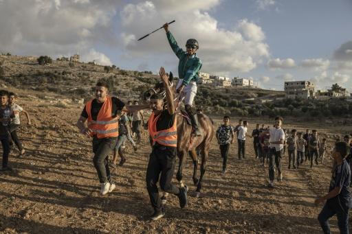 سباق الخيل يعود إلى قرية فلسطينية بعدما عطلته الحرب