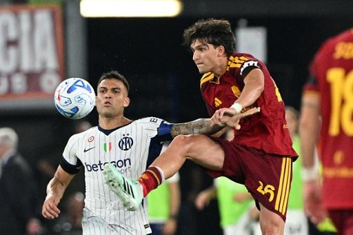 Lautaro Martinez (à gauche) et Leonardo Balerdi sont à la lutte pour le ballon lors du match nul entre l'AS Rome et l'Inter, le 19 septembre 2026 à Rome — Andreas SOLARO / AFP