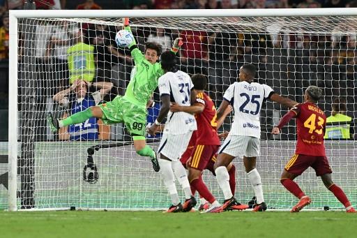 Le gardien de la Roma Mile Svilar réussit un arrêt spectaculaire lors du match contre l'Inter Milan, le 19 septembre 2026 à Rome — Andreas SOLARO / AFP