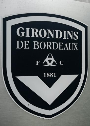 (ARCHIVES) Le logo du club de Bordeaux à son centre d'entraînement du Haillan, le 19 mai 2022. La FFF a rejeté la réintégration du club, en difficulté financière, en N2, le 3 septembre 2026 — Philippe LOPEZ / AFP
