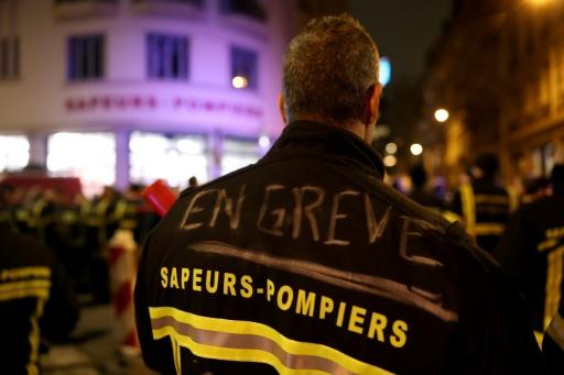 Les pompiers-professionnels, dont plus de la moitié figurent aussi parmi les quelque 200.900 pompiers volontaires, réclament en outre "un recentrage" des missions de secours et soins d'urgence aux personnes — Alex MARTIN / AFP