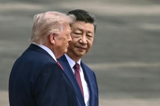 Le président chinois Xi Jinping (d) et le président américain Donald Trump lors d'une cérémonie d'accueil au Grand Palais du Peuple à Pékin, le 14 mai 2026 — Brendan SMIALOWSKI / AFP