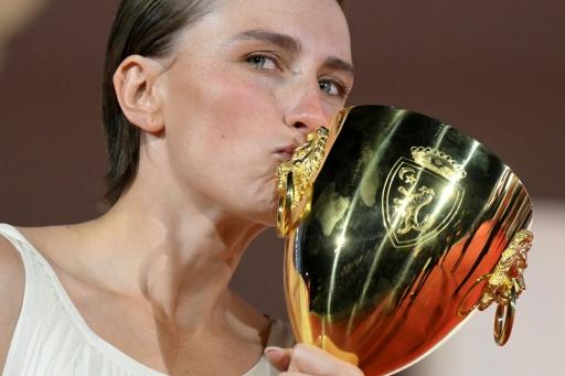 La actriz danesa Mathilde Arcel con su Coppa Volpi por "Woman unknown" en la Mostra de Venecia, el 12 de septiembre de 2026 — Tiziana FABI / AFP