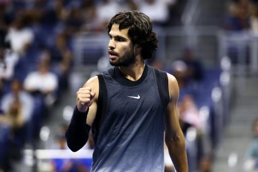 Carlos Alcaraz s'encourage après avoir remporté un point contre Ben Shelton en quarts de finale de l'US Open, le 9 septembre 2026 à New York — CHARLY TRIBALLEAU / AFP