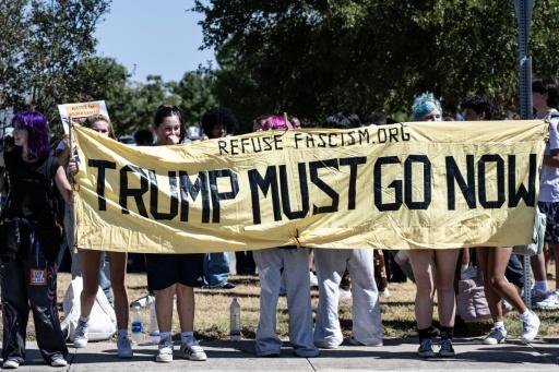 Estudiantes de secundaria protestan contra el ICE frente al juzgado municipal de Pflugerville, Texas, el 22 de septiembre de 2026 — RONALDO SCHEMIDT / AFP