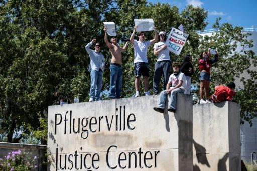 Estudiantes de secundaria protestan contra el ICE frente al juzgado municipal de Pflugerville, Texas, el 22 de septiembre de 2026 — RONALDO SCHEMIDT / AFP