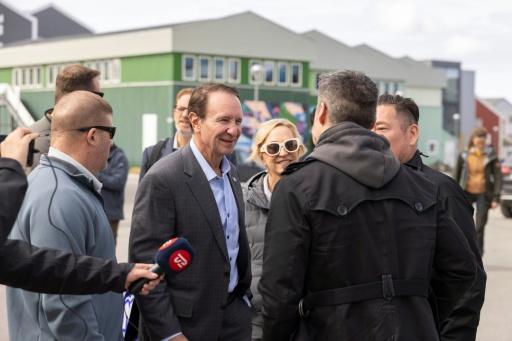 L'émissaire spécial de Donald Trump pour le Groenland, Jeff Landry (c), le 20 mai 2026 à Nuuk, au Groenland — Christian Klindt Soelbeck / AFP