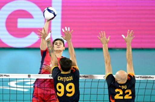 Theo Faure tente un smash contre les Roumains à l'Euro de volley à Sofia, le 22 septembre 2026 — Nikolay DOYCHINOV / AFP