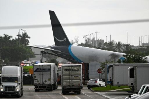 Avião de carga sai da pista, atinge veículos e deixa cinco mortos em Miami