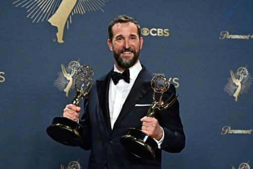 El actor estadounidense Noah Wyle sostiene dos premios Emmy concedidos a la serie televisiva "The Pitt" durante la gala del 14 de septiembre de 2025 en Los Ángeles — Frederic J. Brown / AFP