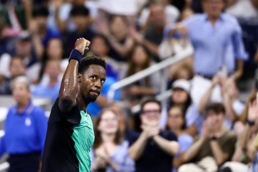 Le Français Gaël Monfils serre le poing après avoir remporté le troisième set face au Paraguayen Adolfo Daniel Vallejo lors de leur match du premier tour de l'US Open, à New York, le 1er septembre 2026 — CHARLY TRIBALLEAU / AFP