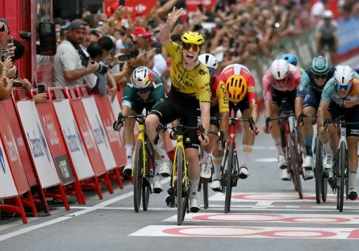 El británico Matthew Brennan gana al esprint la 11ª etapa de la Vuelta
