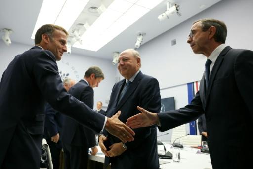 Emmanuel Macron salue le chef des Républicains, Bruno Retailleau, à l'Elysée à Paris le 18 septembre 2026 — Thomas SAMSON / AFP
