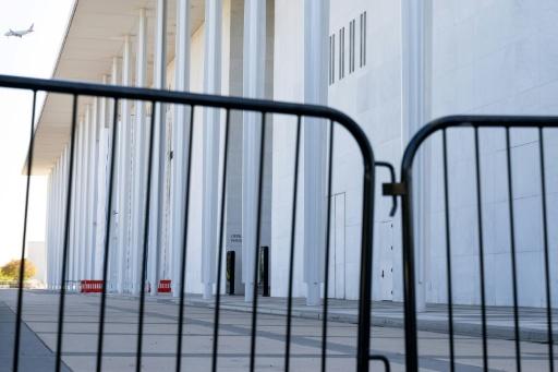 Newly installed fences surround the John F. Kennedy Center for the Performing Arts — SAUL LOEB / AFP