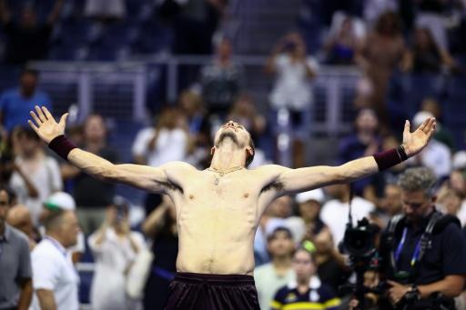 Germany's Alexander Zverev celebrates after his five-set second-round victory over France's Quentin Halys at the US Open — CHARLY TRIBALLEAU / AFP