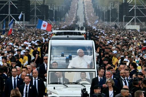 An estimated 800,00 faithful who lined the Champs Elysees and adjoinind streets — Alberto PIZZOLI / AFP