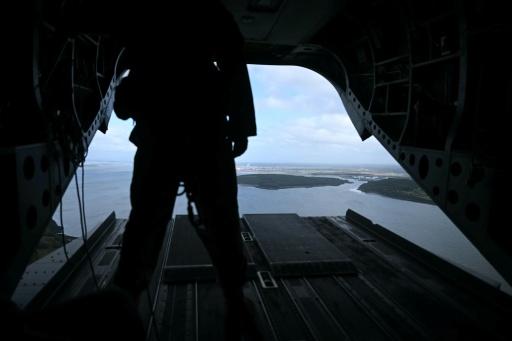 Un membre de l’armée regarde au loin depuis un avion de l’US Army en direction de Doonbeg, dans l’ouest de l’Irlande, avant l’arrivée du président américain Donald Trump, le 12 septembre 2026 — Brendan SMIALOWSKI / AFP