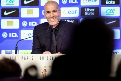 El DT de la selección francesa, Zinedine Zidane, durante la conferencia de prensa posterior al anuncio de su primera nómina con los Bleus, en la sede de la Federación Frnancesa de Fútbol (FFF), en París, el 18 de septiembre de 2026 — FRANCK FIFE / AFP