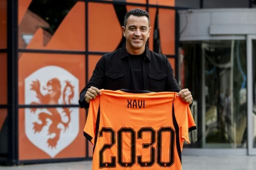 El español Xavi Hernández posa como nuevo seleccionador de Países Bajos, en la sede de la federación neerlandesa de fútbol en Zeist, el 25 de agosto de 2026 — Koen van Weel / AFP