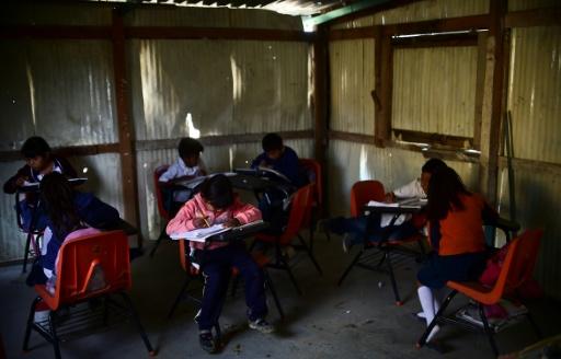 México restringe el uso de celulares en las escuelas