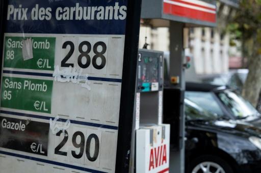 Les prix du carburant affichés dans une station-service Avia à Paris, le 18 septembre 2026 — Kenzo TRIBOUILLARD / AFP