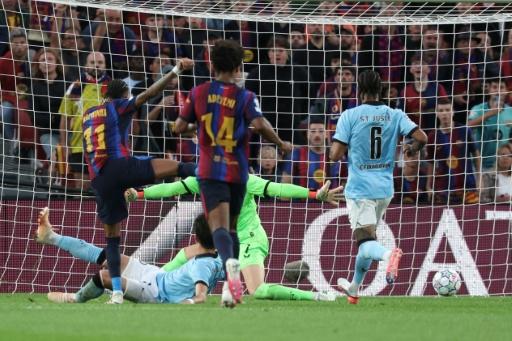دوري أبطال أوروبا: ثنائية رافينيا تقود برشلونة إلى فوز عريض على فينورد 5-1