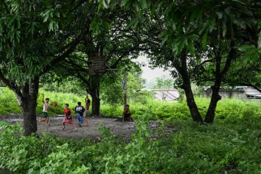 Niños juegan al baloncesto en Capas, en la provincia filipina de Tarlac — Jam STA ROSA / AFP