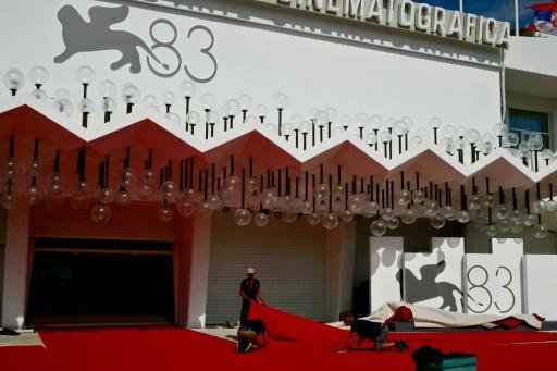 Instalación de la alfombra roja en el  Palacio del Cine en el Lido, para el 83º Festival de cine de Venecia, el 1 de septiembre de 2026 — Stefano RELLANDINI / AFP