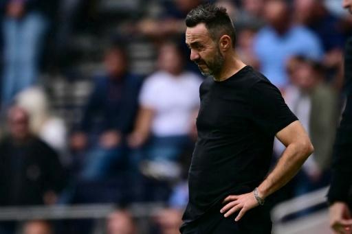 O técnioco do Tottenham, Roberto De Zerbi, durante a derrota para o Aston Villa por 3 a 2 no Campeonato Inglês — Ben STANSALL / AFP