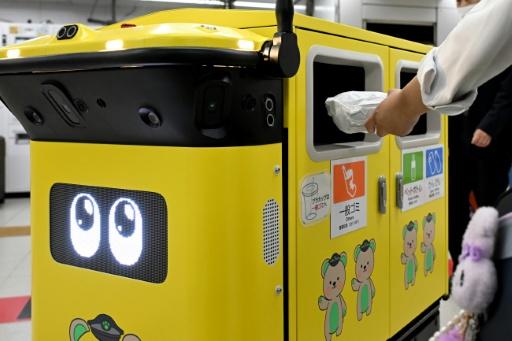 Para aliviar esa carga de trabajo, la compañía está probando tres contenedores robotizados, de poco más de un metro de altura, que se desplazan a una velocidad de 20 centímetros por segundo — Toshifumi KITAMURA / AFP