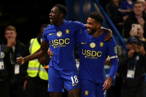Chelsea vira e goleia Leeds na Copa da Liga