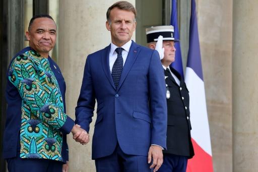 Le président français Emmanuel Macron  (d) accueille le président malgache Michael Randrianirina à l'Elhsée, le 10 septembre 2026 à Paris — Ludovic MARIN / AFP