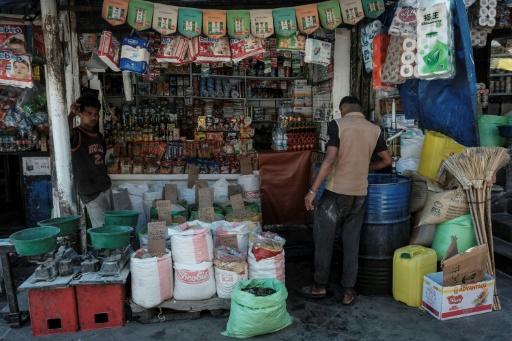 Un commerçant attend des clients devant sa boutique dans le quartier d'Ambondrona, à Antananarivo, le 17 septembre 2026 à Madagascar — Razafindrakoto Mamy Nirina / AFP