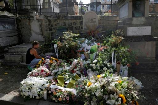 Une personne en deuil près de la tombe de Catherine Ringer, à côté de celle de son défunt compagnon Fred Chichin, à l'issue de ses obsèques au cimetière de Montmartre, à Paris, le 19 septembre 2026 — GEOFFROY VAN DER HASSELT / AFP
