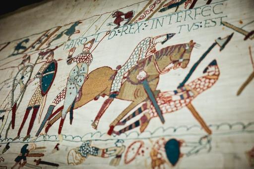 La scène représentant la mort du roi Harold sur la Tapisserie de Bayeux, photographiée lors d'une avant-première réservée à la presse avant l'inauguration officielle au British Museum, dans le centre de Londres, le 7 septembre 2026 — Adrian DENNIS / AFP