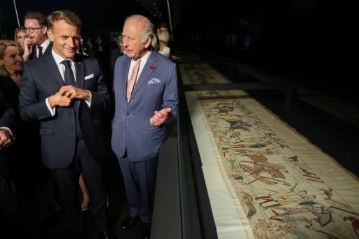 Le roi Charles III (d.) et le président français Emmanuel Macron devant la tapisserie de Bayeux au British Museum de Londres, le 2 septembre 2026 — Ludovic MARIN / AFP