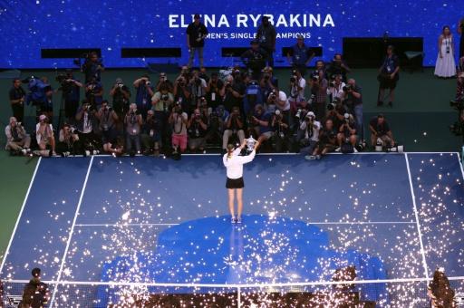 La Kazakhstanaise Elena Rybakina brandit le trophée après avoir remporté la finale de l'US Open face à la Bélarusse Aryna Sabalenka, à New York, le 12 septembre 2026 — Leonardo MUNOZ / AFP