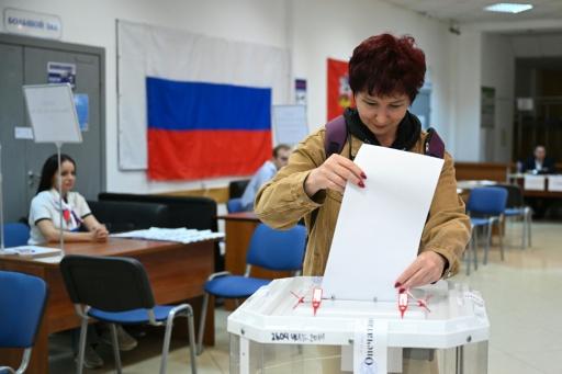 Une femme vote lors des élections législatives russes dans un bureau de vote de Klimovsk, un microdistrict de la ville de Podolsk, dans la région de Moscou, le 19 septembre 2026 — Igor IVANKO / AFP