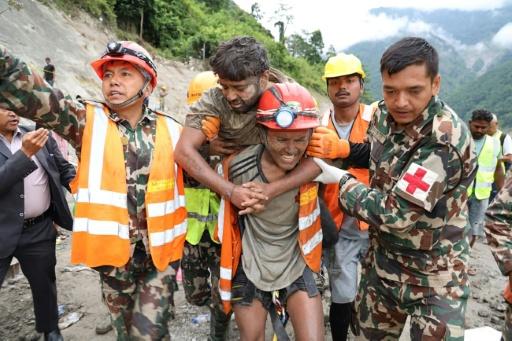 Dos trabajadores de una central hidroeléctrica fueron rescatados con vida de un túnel 10 días después de que quedara sepultado por escombros en Nepal. — Handout / AFP