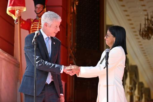 La présidente par intérim du Venezuela, Delcy Rodriguez(à droite), et le ministre américain de l'Energie, Chris Wright (à gauche), après la signature d'accords énergétiques à Caracas, le 2 septembre 2026 — Juan BARRETO / AFP