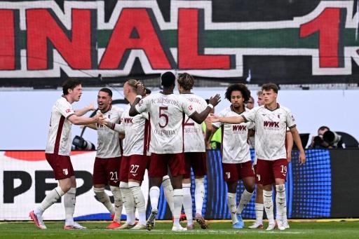 Augsburg goleia Eintracht Frankfurt e assume liderança do Campeonato Alemão