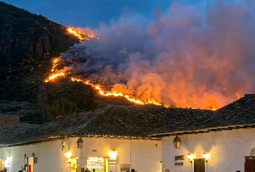 Waldbrand in Kolumbien bedroht bei Touristen beliebte Andenstadt Villa de Leyva